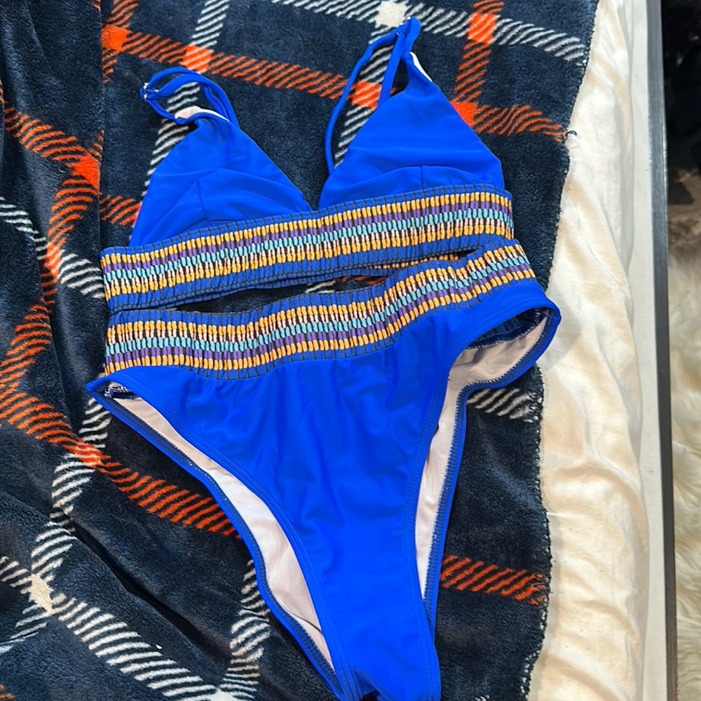 The top is a small, the bottoms are a medium, bathing suit bottom and top